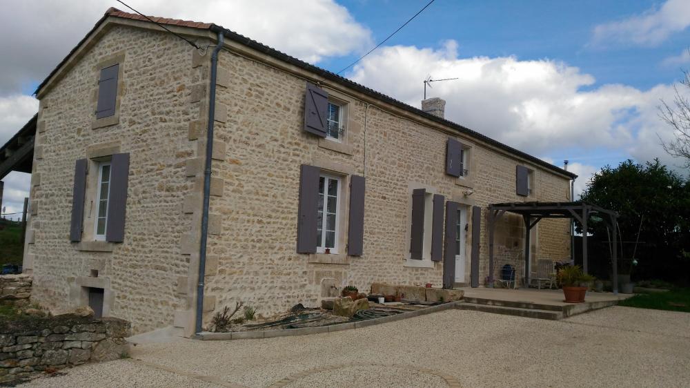 Pierre apparente près de Faye-sur-ardin
